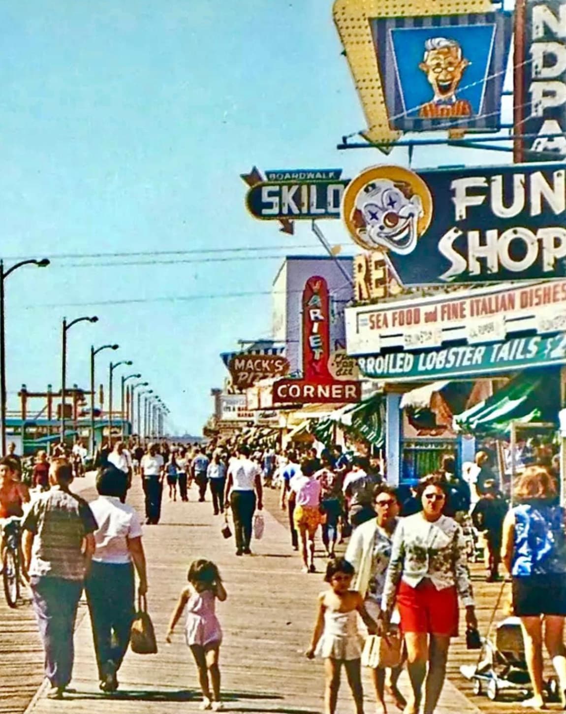 pedestrian - N Zaa Boardwalk Skilo Mack'S Pizz Corner Fun Re Shop Sea Food and Fine Italian Dishes Roiled Lobster Tails $2 Batea